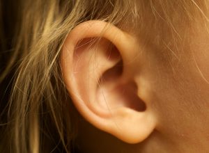 co znamena akne v uchu